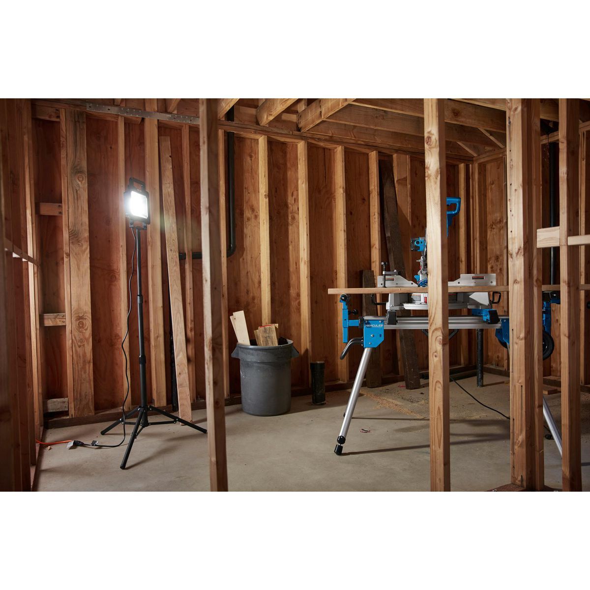 Adjustable Work Light Tripod Q5988