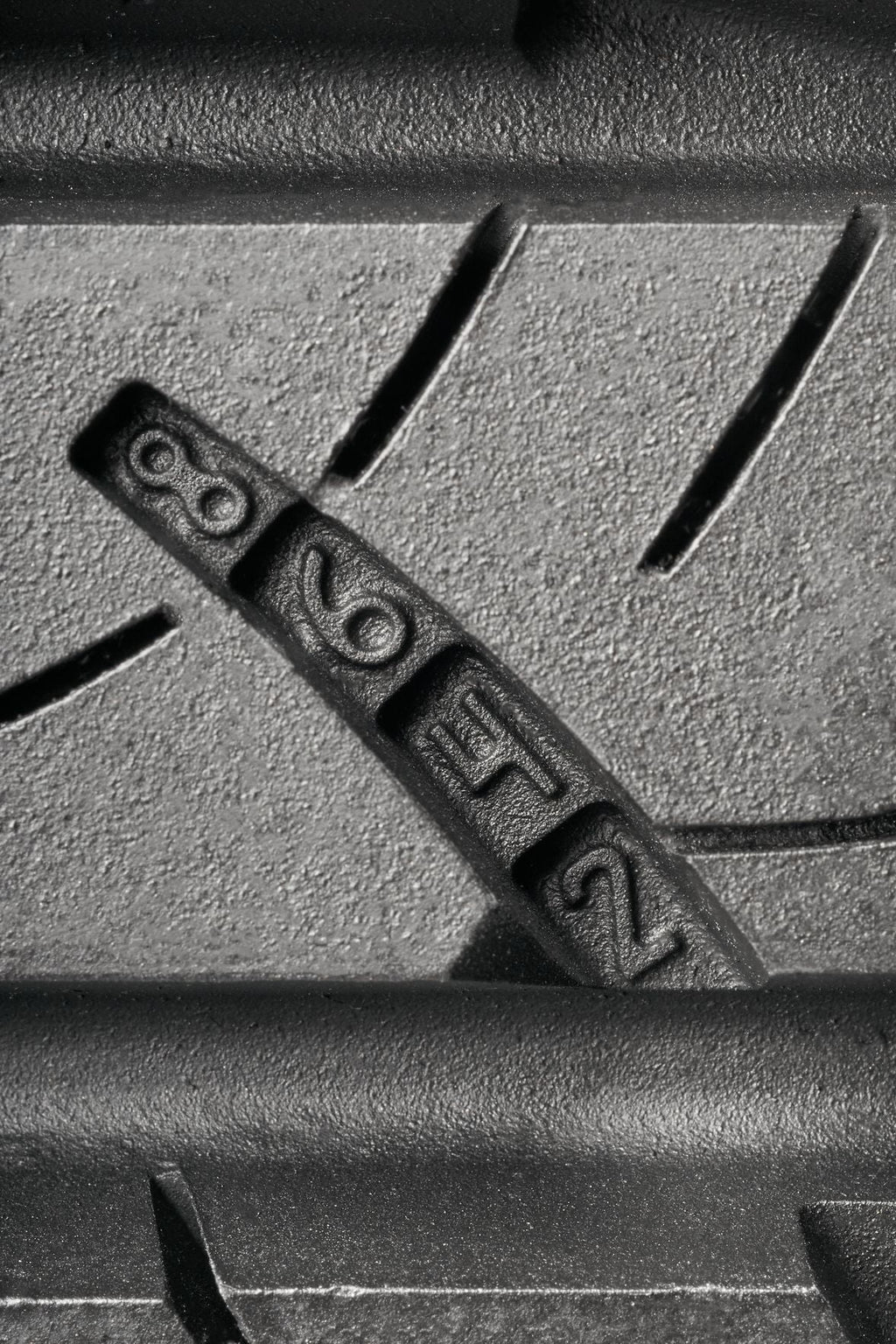 235/65R18 106V All-Season Tire Q215828