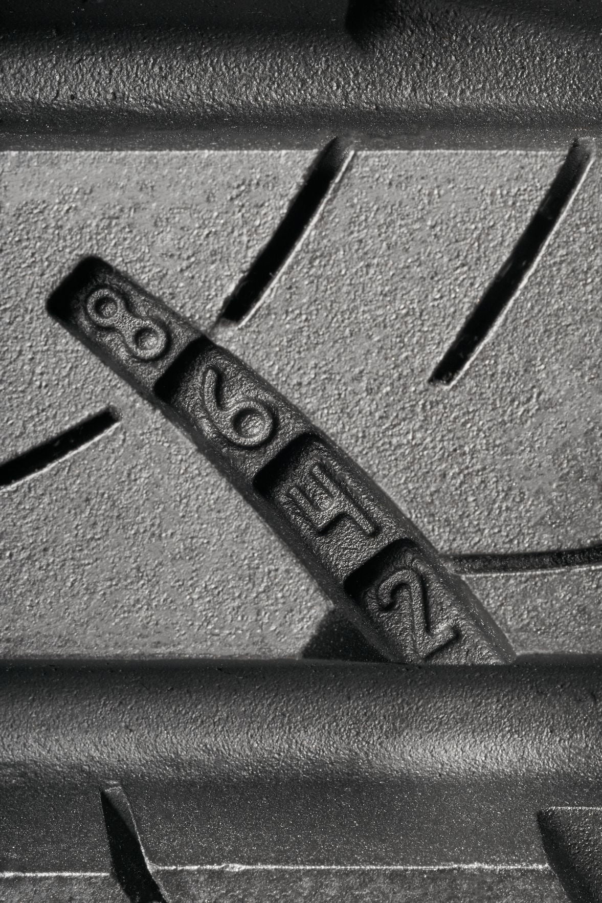235/65R18 106V All-Season Tire Q215828