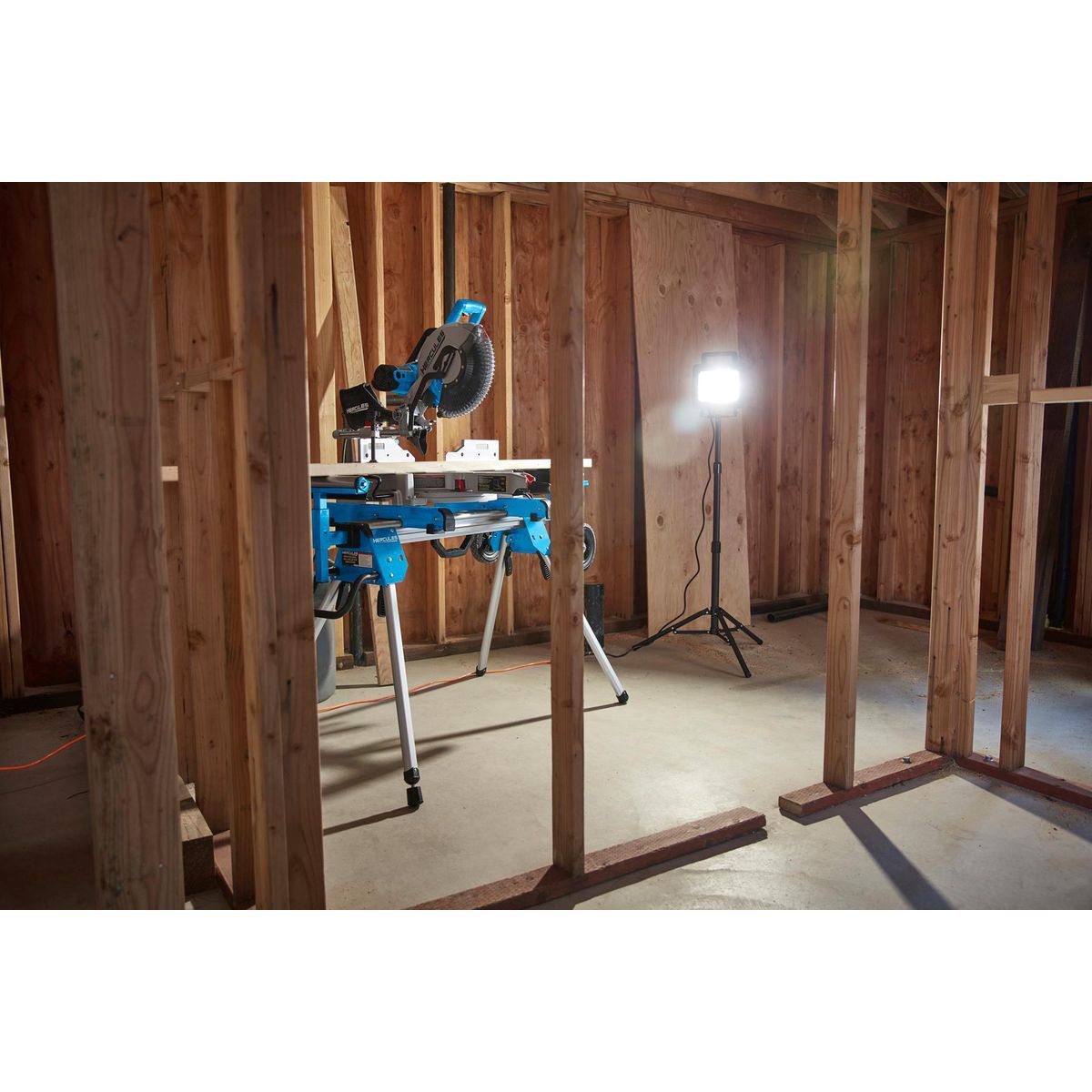 Adjustable Work Light Tripod Q5988