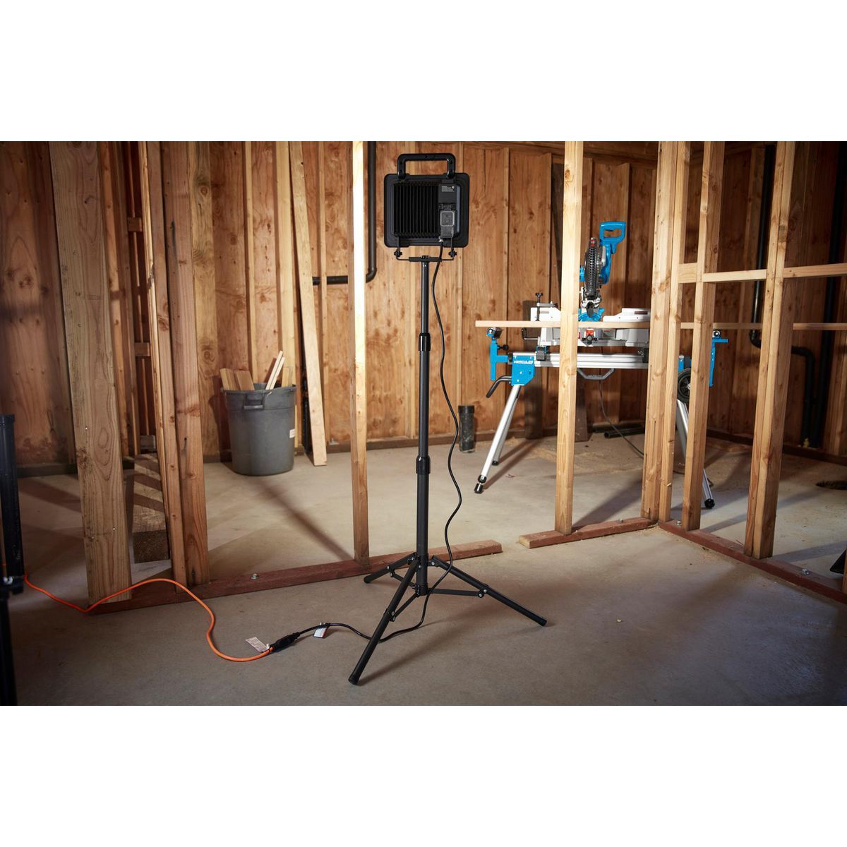 Adjustable Work Light Tripod Q5988